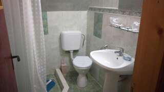 Гостевой дом Pensiunea Printul Vlad Сибьел Трехместный номер с собственной ванной комнатой-3